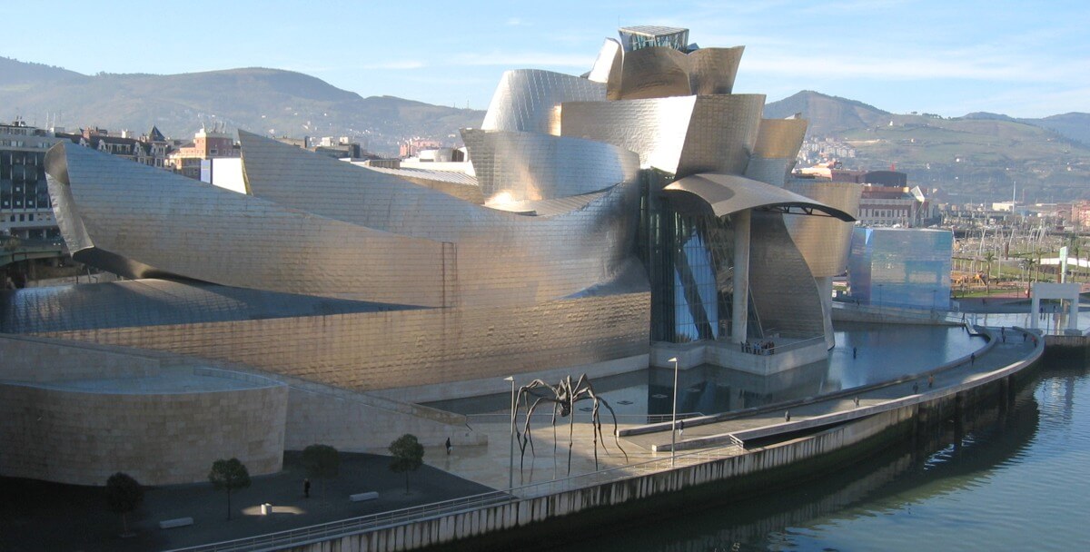 Bảo tàng Guggenheim ở Bilbao, Tây Ban Nha được bao bọc bởi các tấm titani